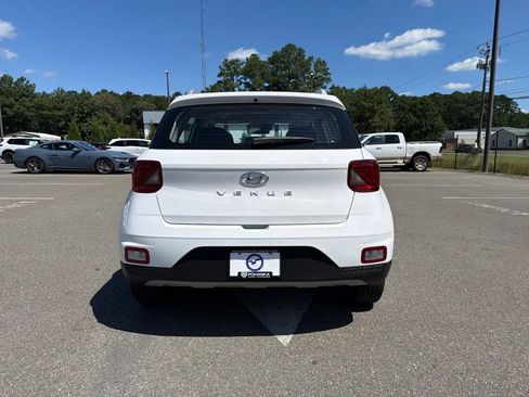 Certified 2025 Hyundai Venue SEL FWD image 10