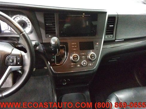 Used 2016 Toyota Sienna SE w/ SE Preferred Package FWD image 12