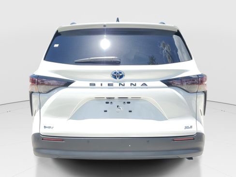 Certified 2025 Toyota Sienna XLE FWD image 5