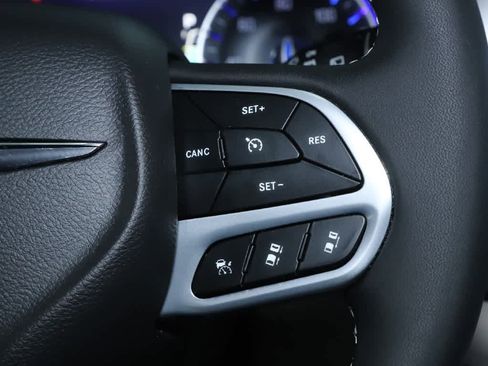 Used 2023 Chrysler Pacifica Touring-L image 23