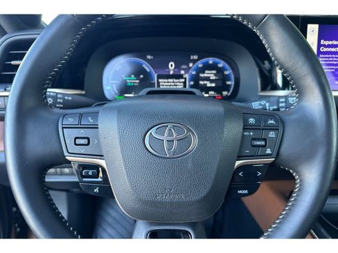 Certified 2025 Toyota Crown Signia image 27