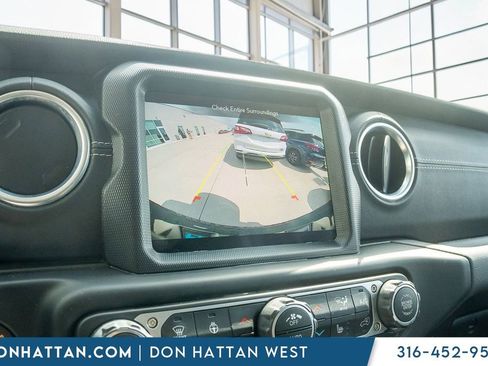 Used 2023 Jeep Wrangler Unlimited Sahara w/ Cold Weather Group AWD/4WD image 8