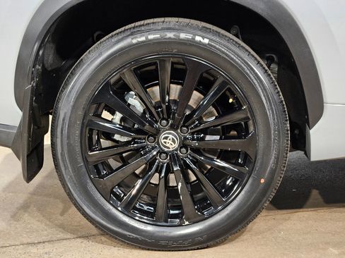 Certified 2025 Toyota Highlander XSE AWD/4WD image 17