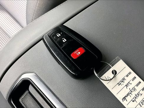Used 2023 Toyota Highlander L AWD/4WD image 12