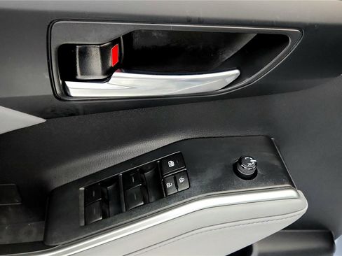 Used 2023 Toyota Highlander XLE image 17