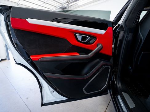Used 2022 Lamborghini Urus AWD/4WD image 50