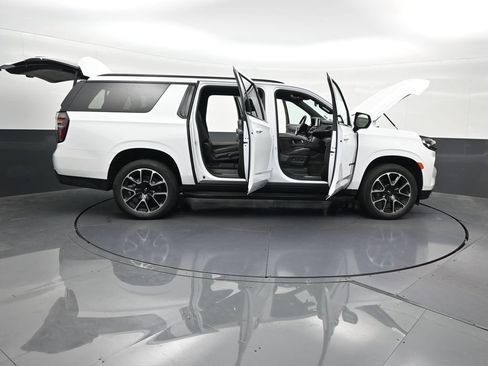 Used 2024 Chevrolet Suburban RST RWD image 33