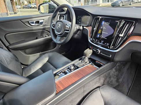 Used 2021 Volvo S60 T5 Momentum w/ Premium Package image 12
