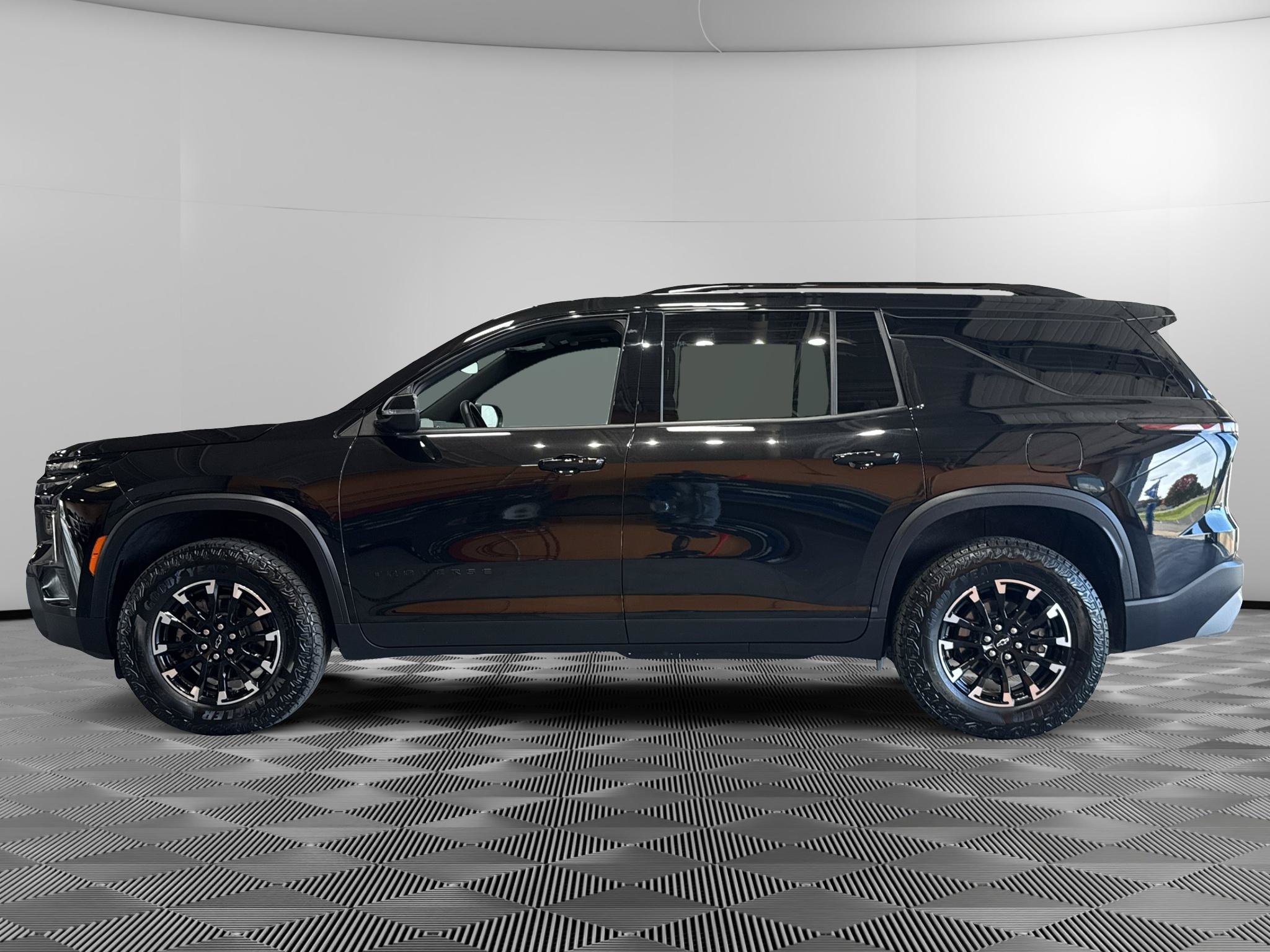 Used 2025 Chevrolet Traverse Z71 w/ LPO, Floor Liner Package AWD/4WD image 2