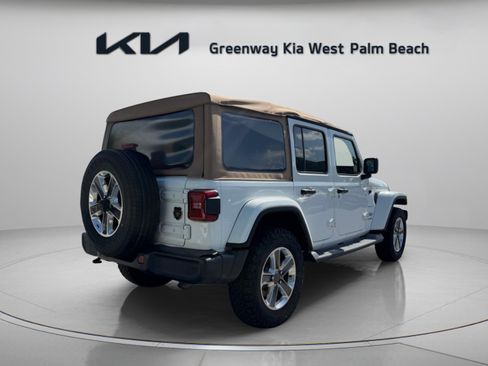 Used 2018 Jeep Wrangler Unlimited Sahara AWD/4WD image 7