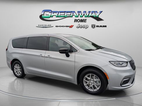 New 2026 Chrysler Pacifica Select image 1