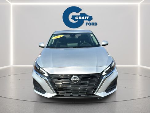 Used 2024 Nissan Altima 2.5 SV w/ SV Premium Package FWD image 3