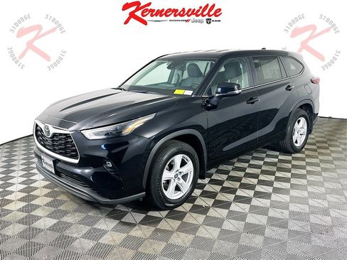 Used 2024 Toyota Highlander LE image 3