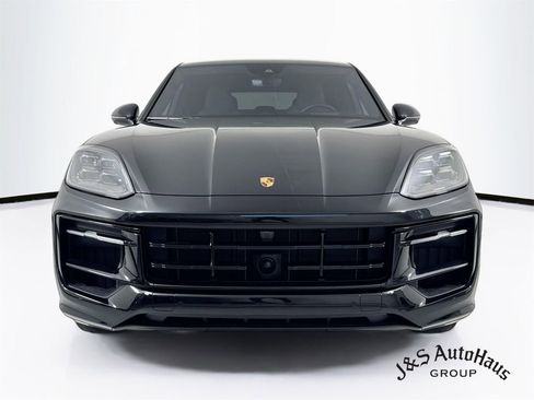 Used 2025 Porsche Cayenne GTS AWD/4WD image 2