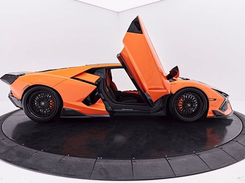 Used 2025 Lamborghini Revuelto AWD/4WD image 29