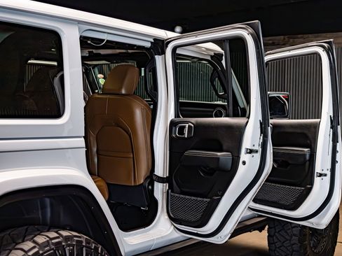 Used 2020 Jeep Wrangler Unlimited Sahara image 31