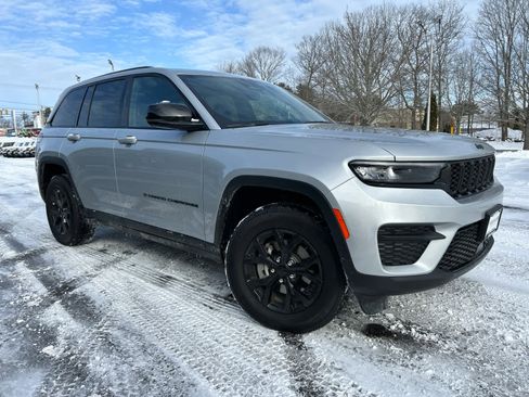 Used 2025 Jeep Grand Cherokee Altitude image 2