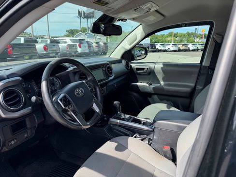 Used 2018 Toyota Tacoma SR5 AWD/4WD image 16