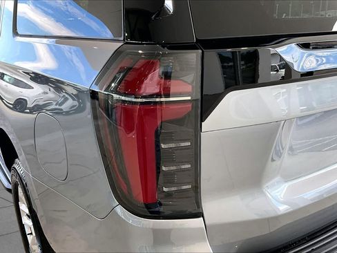 Used 2026 Chevrolet Suburban LT RWD image 27