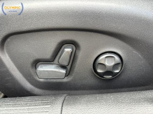 Used 2017 Chrysler 200 Limited Platinum w/ Comfort & Convenience Group image 32