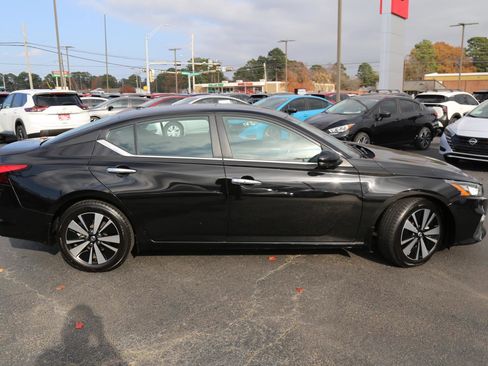 Used 2021 Nissan Altima 2.5 SV w/ SV Premium Package image 4