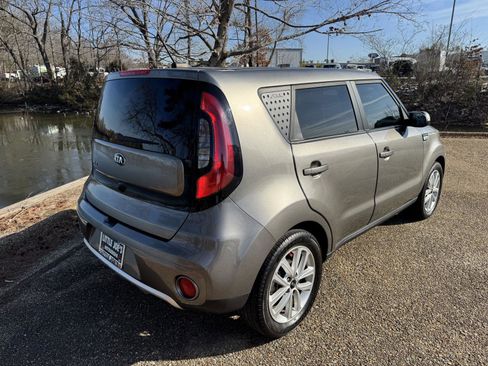 Used 2018 Kia Soul + image 5