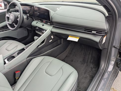 New 2025 Hyundai Elantra Limited image 26