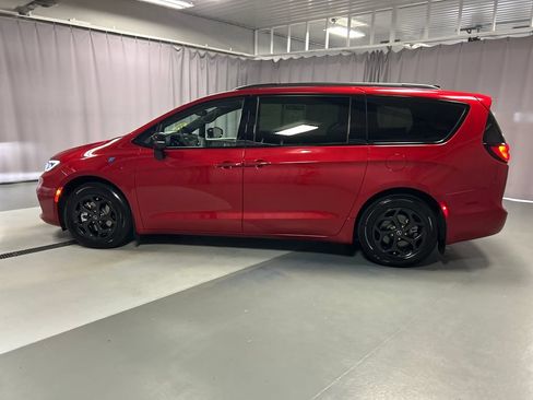 Used 2025 Chrysler Pacifica Premium FWD image 4