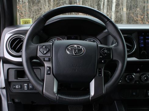 Used 2019 Toyota Tacoma TRD Off-Road AWD/4WD image 8