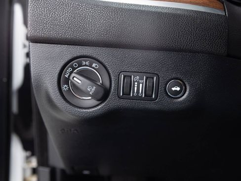 Used 2017 Chrysler 300 C Platinum w/ Safetytec Plus Group RWD image 35