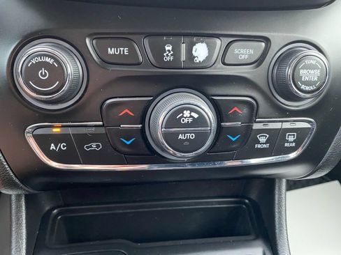 Used 2020 Jeep Cherokee Trailhawk w/ Cold Weather Group AWD/4WD image 28