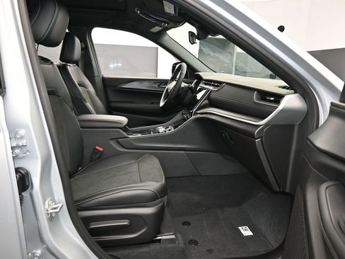 New 2025 Jeep Grand Cherokee Altitude RWD image 38