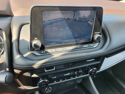 Used 2023 Nissan Rogue SV image 9