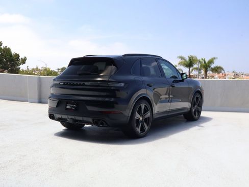 Certified 2024 Porsche Cayenne AWD/4WD image 9