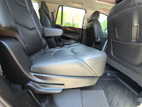 Used 2019 Cadillac Escalade Luxury AWD/4WD image 14