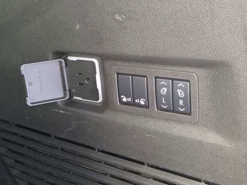 Used 2024 Chevrolet Suburban High Country AWD/4WD image 37