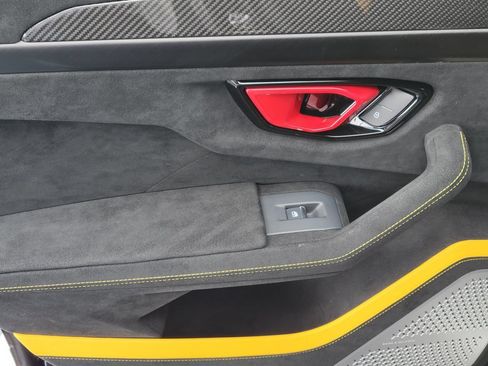 Used 2023 Lamborghini Urus Performante AWD/4WD image 9