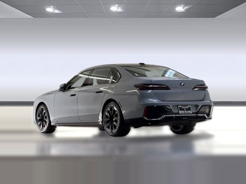 Used 2023 BMW 740i w/ Parking Assistance Package RWD image 3