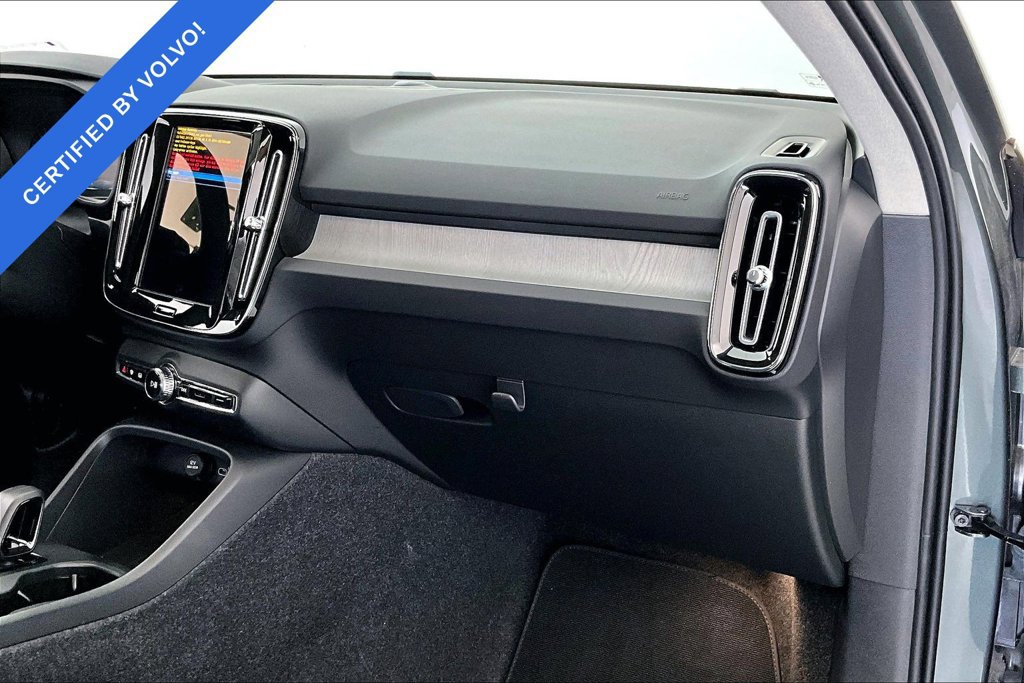 Used 2026 Volvo XC40 B4 Core w/ Climate Package FWD image 19
