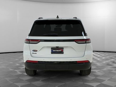 Used 2023 Jeep Grand Cherokee Altitude AWD/4WD image 4