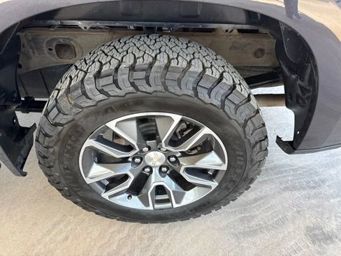 Used 2023 Chevrolet Silverado 1500 LT w/ Z71 Off-Road Package AWD/4WD image 5