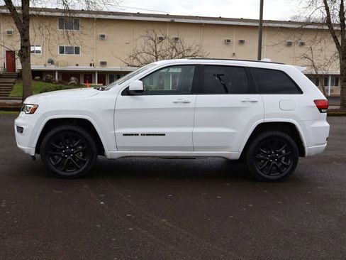 Used 2021 Jeep Grand Cherokee Laredo X image 3