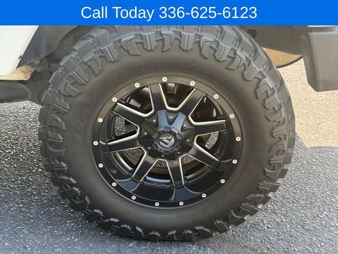 Used 2017 Jeep Wrangler Unlimited Rubicon w/ Connectivity Group AWD/4WD image 12
