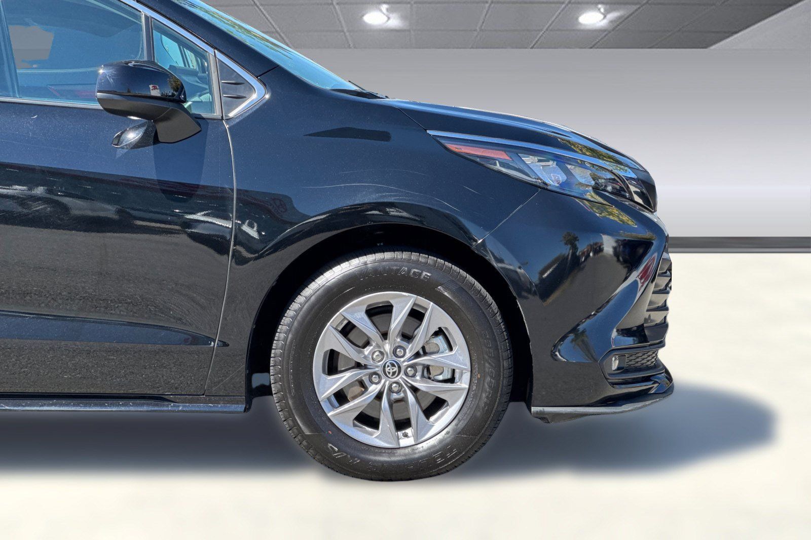 Used 2026 Toyota Sienna XLE FWD image 35