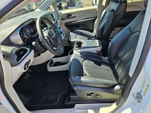 Used 2024 Chrysler Pacifica Touring-L FWD image 17