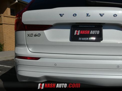 Used 2022 Volvo XC60 B5 Momentum AWD/4WD image 11