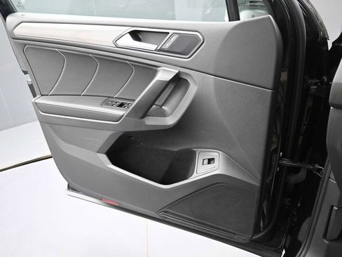 Used 2024 Volkswagen Tiguan SE w/ Panoramic Sunroof Package AWD/4WD image 11