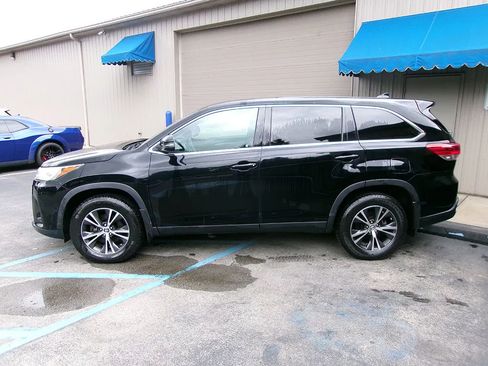 Used 2019 Toyota Highlander Plus AWD/4WD image 3