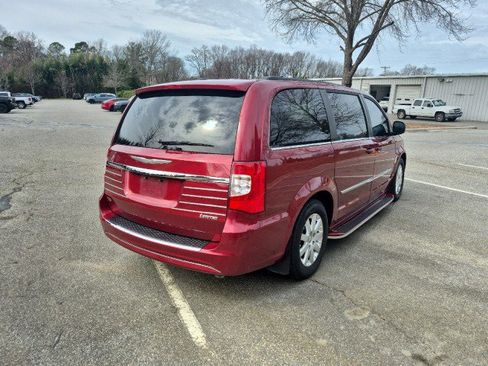 Used 2014 Chrysler Town & Country Touring image 7