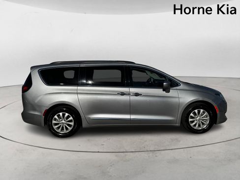 Used 2017 Chrysler Pacifica Touring-L image 3